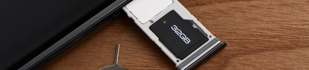 Smartphone mit SD-Kartenslot(© Adobe Stock )
Smartphone mit SD-Kartenslot